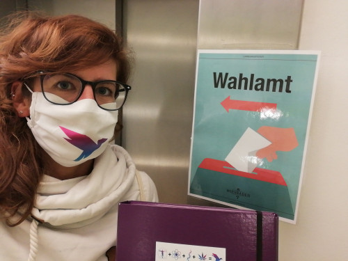 Die ersten Unterstützerunterschriften werden beim Wahlamt eingereicht