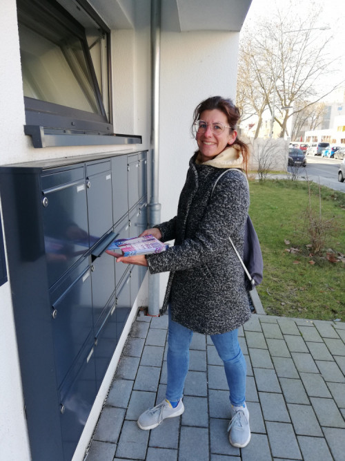 Beim Verteilen von Flyern im Rahmen des Kommunalwahlkampfes in Frankfurt 2021