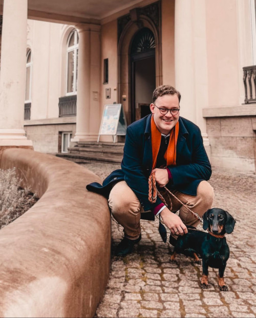 Mit Trudel vor dem Wahllokal