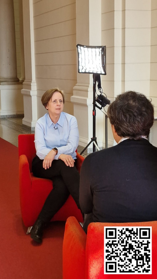 beim Interview, Pressearbeit gehört zur Arbeit einer Abgeordneten
