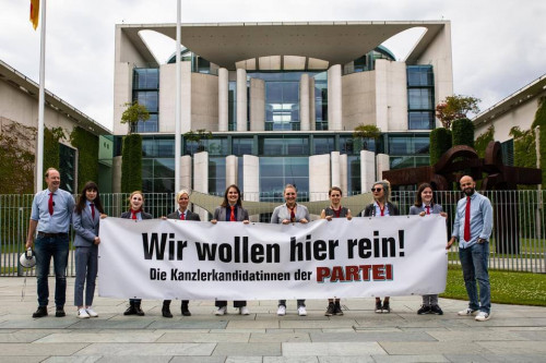 Kundgebung der 299 Kanzler*inkandidat*innen vor dem Kanzler*innenamt in Berlin