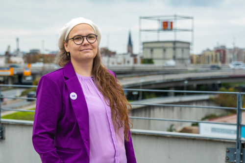 Michaela Schneider-Wettstein vor dem Würfelbunker. Foto: Thorsten Janz.