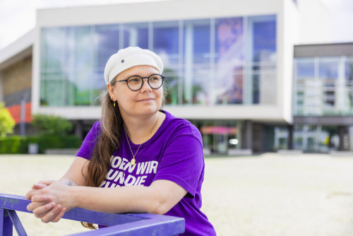 Michaela Schneider-Wettstein vor dem Pfalzbau. Foto: Thorsten Janz.