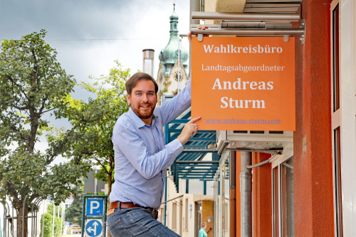 Vor dem Wahlkreisbüro in Hockenheim
