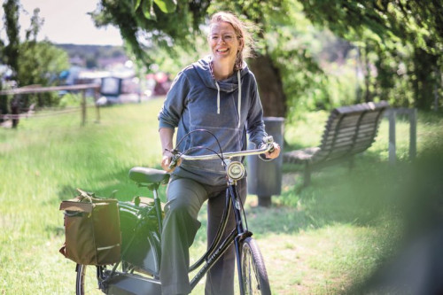 Landtagsabgeordnete Tina Fischer in Freizeitkleidung auf dem Fahrrad in der Natur