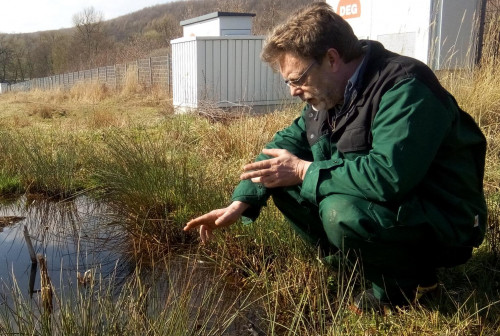 ... beruflich bei der Geländearbeit, hier Gewässermonitoring