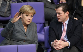 Guttenberg und Merkel Guttenberg und Merkel (Foto: picture alliance / dpa | Wolfgang Kumm)