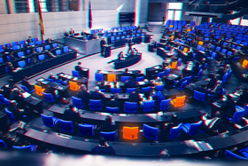 Plenarsaal Plenarsaal mit einigen orange eingefärbten Sitzen