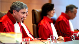 BVerfG Foto von Mitgliedern des 1. Senats des Bundesverfassungsgerichts. In groß zu sehen ist Stephan Harbarth, Vorsitzender des Senats.