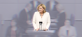 Julia Klöckner am Pult des Bundestagspräsidiums im Deutschen Bundestag