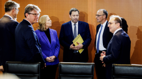 Regierungsmitglieder im Kabinettssaal