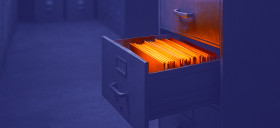 Die Giftschränke der Bundesregierung Die Schublade eines Aktenschranks ist geöffnet, die darin enthaltenen Akten leuchten orange