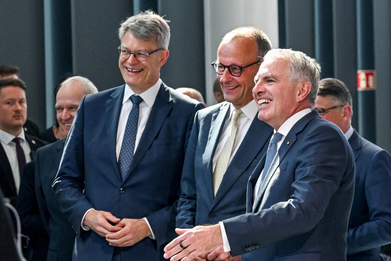 Gruppenbild mit Verkehrsminister Schnieder, Kanzler Merz und Lufthansa-Chef Spohr