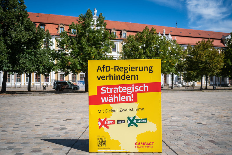 Plakat von Campact, an einem sonnigen Tag in Sachsen-Anhalt - "Mit deiner Zweitstimme SPD oder Grüne"