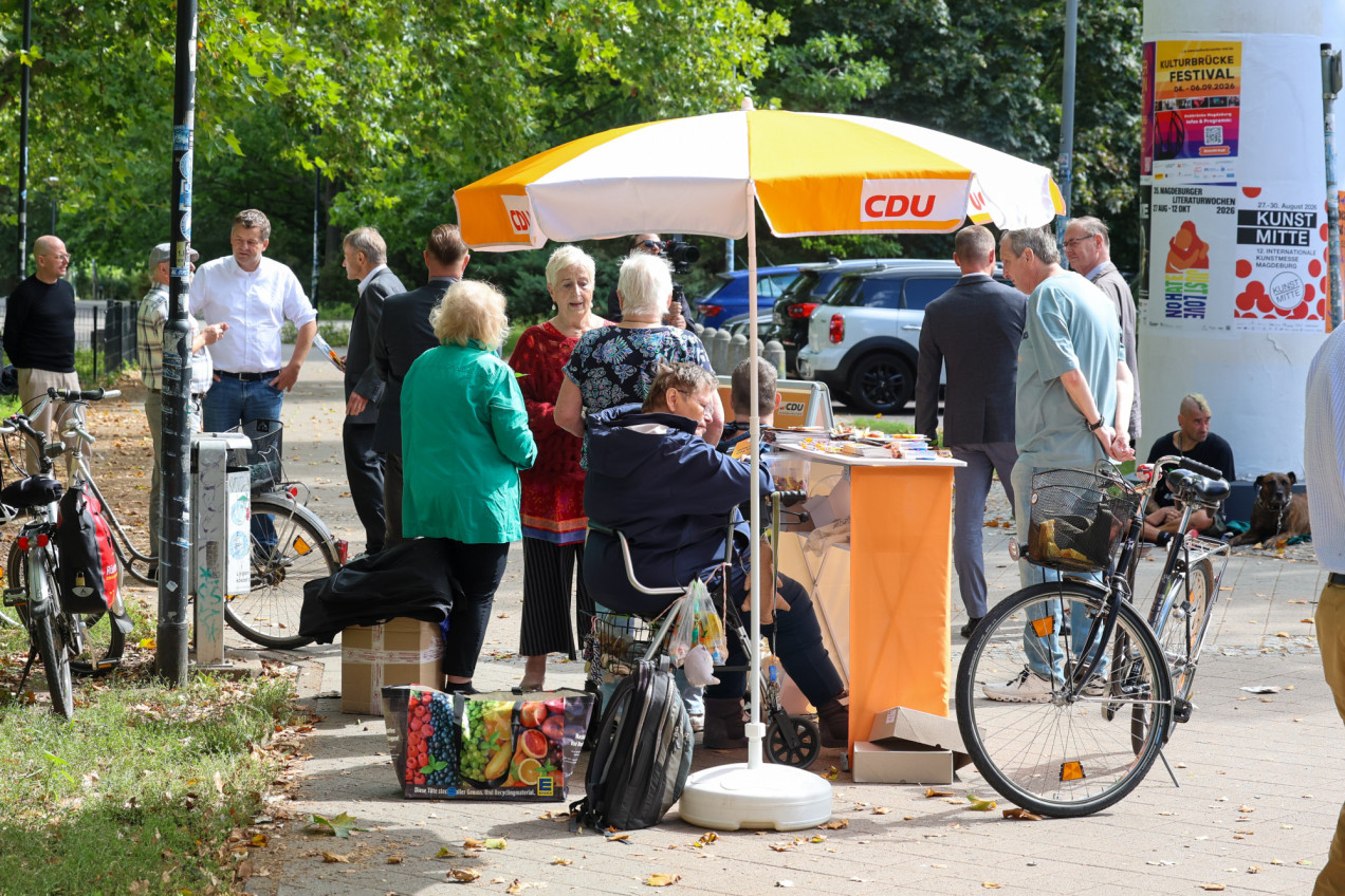 CDU-Spitzenkandidat und Ministerpräsident Sven Schulze besucht in Magdeburg einen Infostand vom Haustürwahlkampf der CDU zur Landtagswahl 2026.