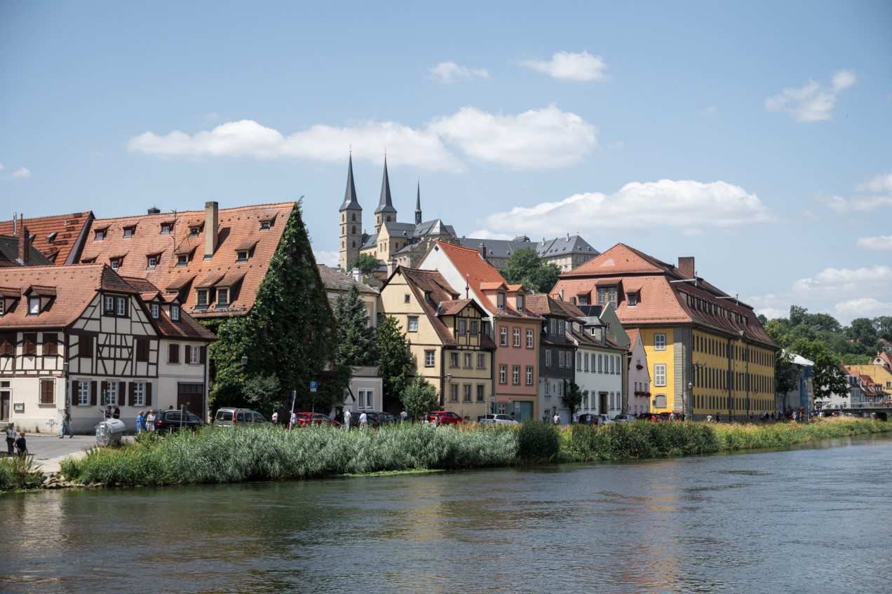 Blick über den Fluss Regnitz auf Bamberg, schöne, alte Häuser säumen das Ufer.
